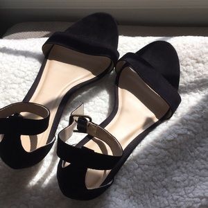 Black wedges